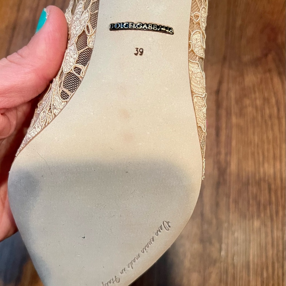 DOLCE & GABANA. Lace rainbow pumps with brooch detailing. Size 39. - Picture 4 of 4
